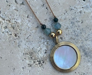Collier femme : Sautoir Bohème pendentif nacre et perles vertes et acier inoxydable