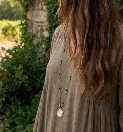 Collier femme : Sautoir Bohème pendentif nacre et perles vertes et acier inoxydable