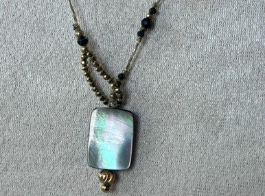 Collier nacre irisée 1